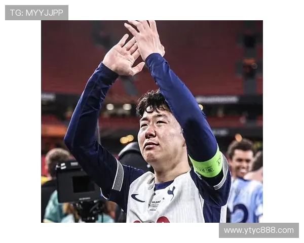 祖巴茨率快船球员观战洛杉矶比赛现场为孙兴慜赠送七号韩文球衣 祖巴茨率快船球员观战洛杉矶比赛现场为孙兴慜赠送七号韩文球衣