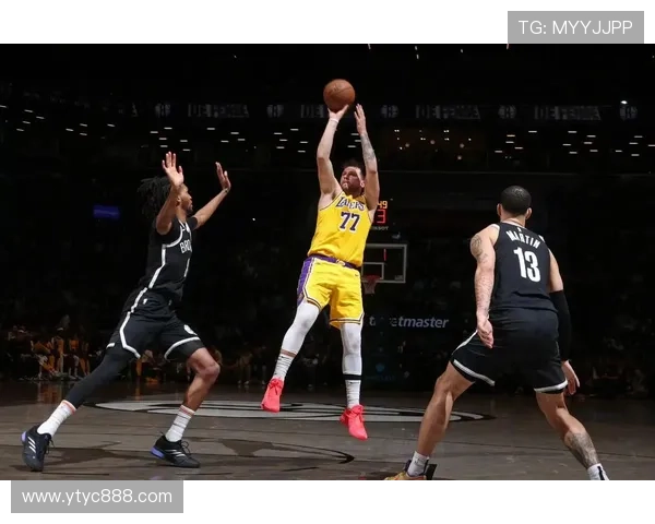 洛杉矶街头艺术家创作东契奇壁画展示卢卡时代的到来与篮球新传奇的诞生 洛杉矶街头艺术家创作东契奇壁画展示卢卡时代的到来与篮球新传奇的诞生